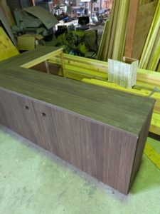 出来上がった老人ホームの棚兼居酒屋カウンター