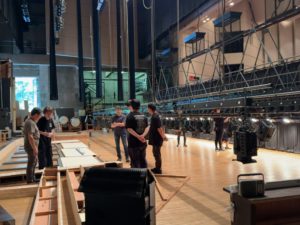 照明・セットなど舞台の仕込みの様子