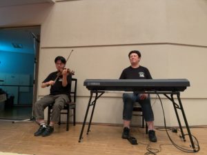 演奏の位置を確認するカブちゃんとアマティ