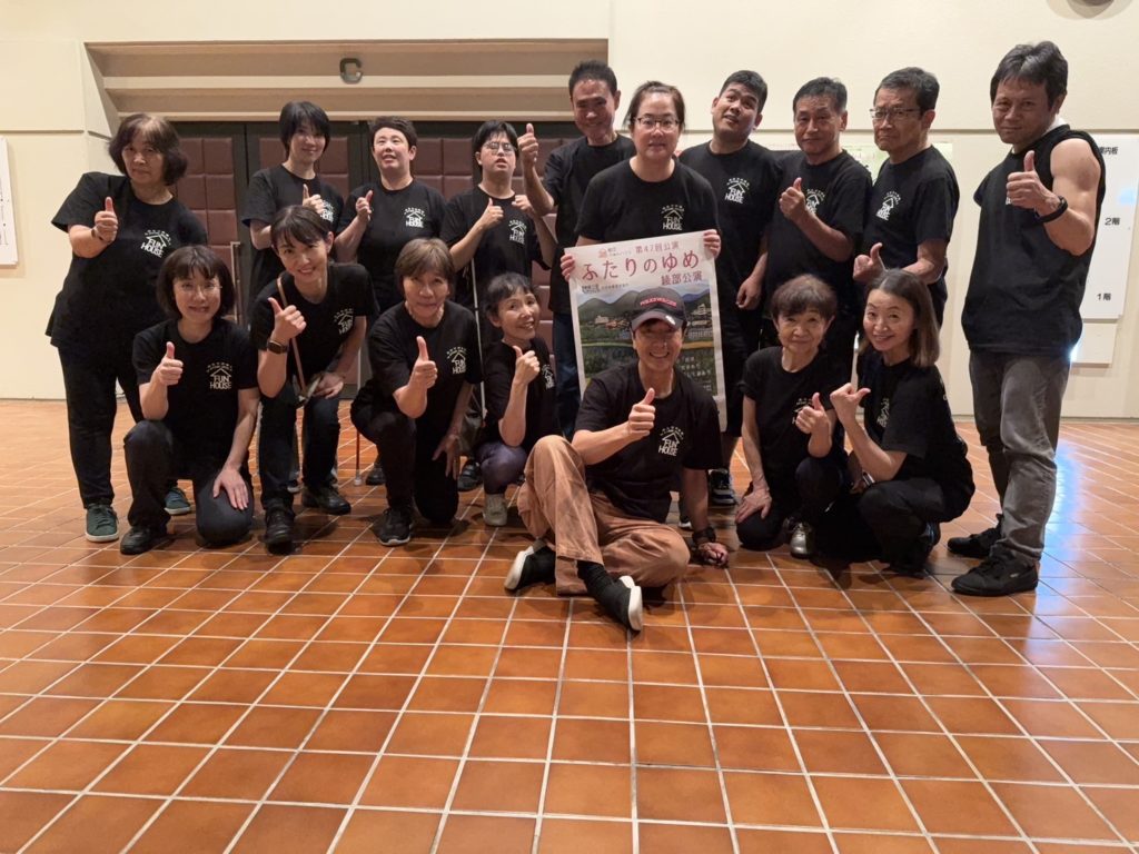 お揃いの黒Tシャツで良いねのポーズをするふぁんハウスキャスト全員