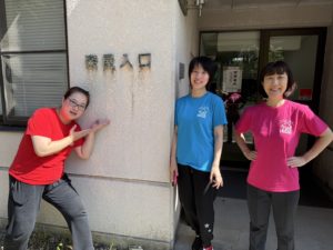 楽屋入口にてポーズするあざみちゃん、おにたん、美佳ちゃん