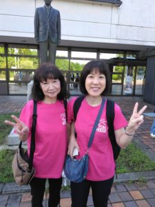 開場に到着し、にこやかにVサインするみっちゃんと美佳ちゃん