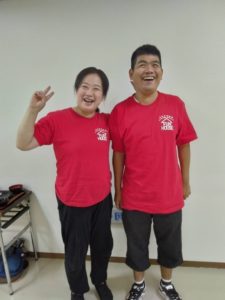 楽屋にて笑顔のあざみちゃんんとイクシー