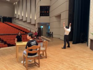 舞台の感触を確認するラムちゃん・大野さん