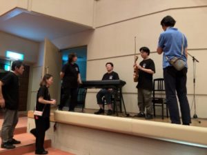 ピアノとバイオリンの位置をスタッフさんと調整中