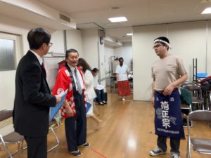 酒屋の伸ちゃん役、生島に演技をつける団長