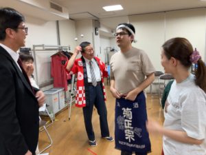 酒屋の伸ちゃん役、生島に演技をつける団長