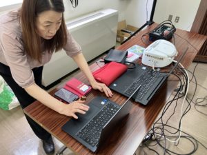 朗読に使用する音源の準備をするゆみさん