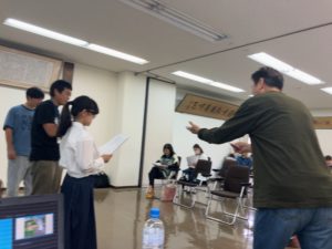 参加者の方へ演技指導する団長