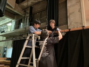 幕の張替えも、現地のボランティアさんと協力して行います