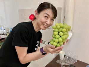 頂いたシャインマスカットを手に微笑む千秋ちゃん